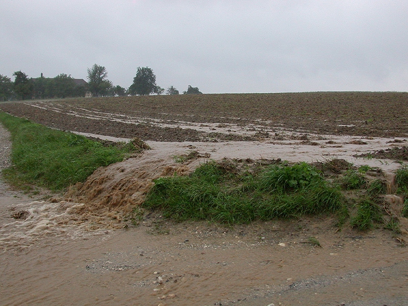 Starkregen verursacht Abschwemmung von Boden auf landwirtschaftlicher Fläche