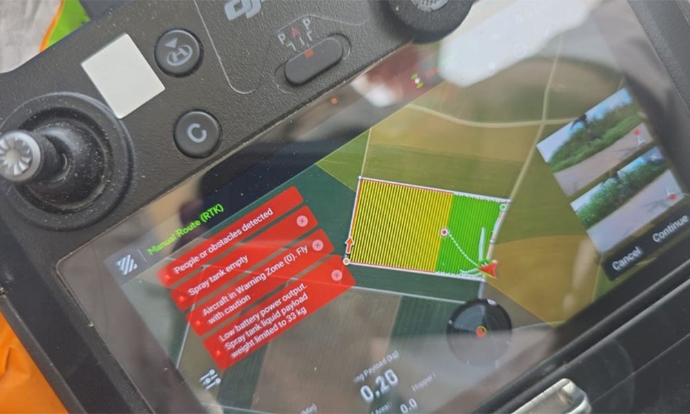 Nahaufnahme einer Drohnensteuerung mit Kartendarstellung eines Felds