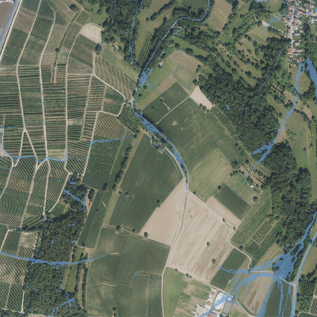 Luftbild landwirtschaftlicher Flächen mit eingezeichneten Bachläufen
