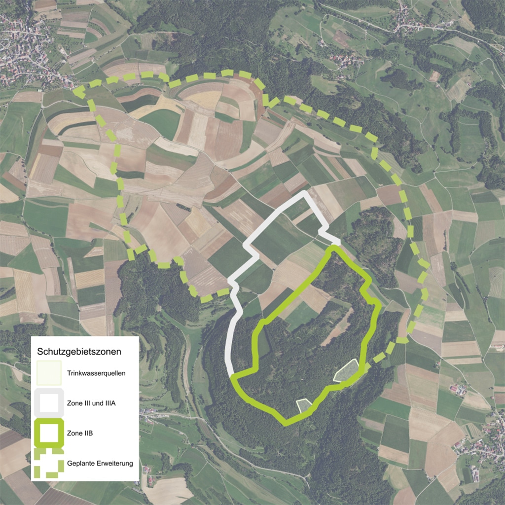Luftbild einer Agrarlandschaft mit markierten Schutzgebietsgrenzen in Weiß und Grün
