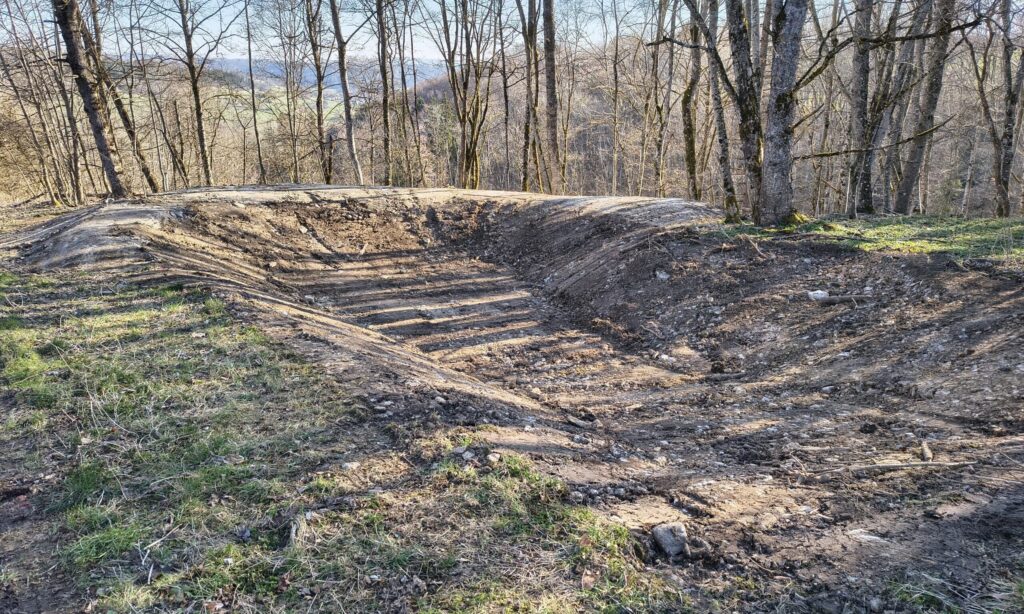 Frisch angelegte Retentionsmulde am Waldrand