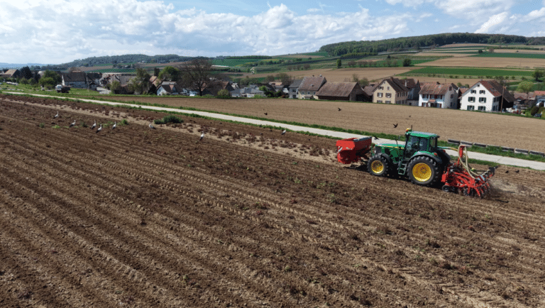 Traktor fährt mit SripTill-Anbaugerät über einen Acker.